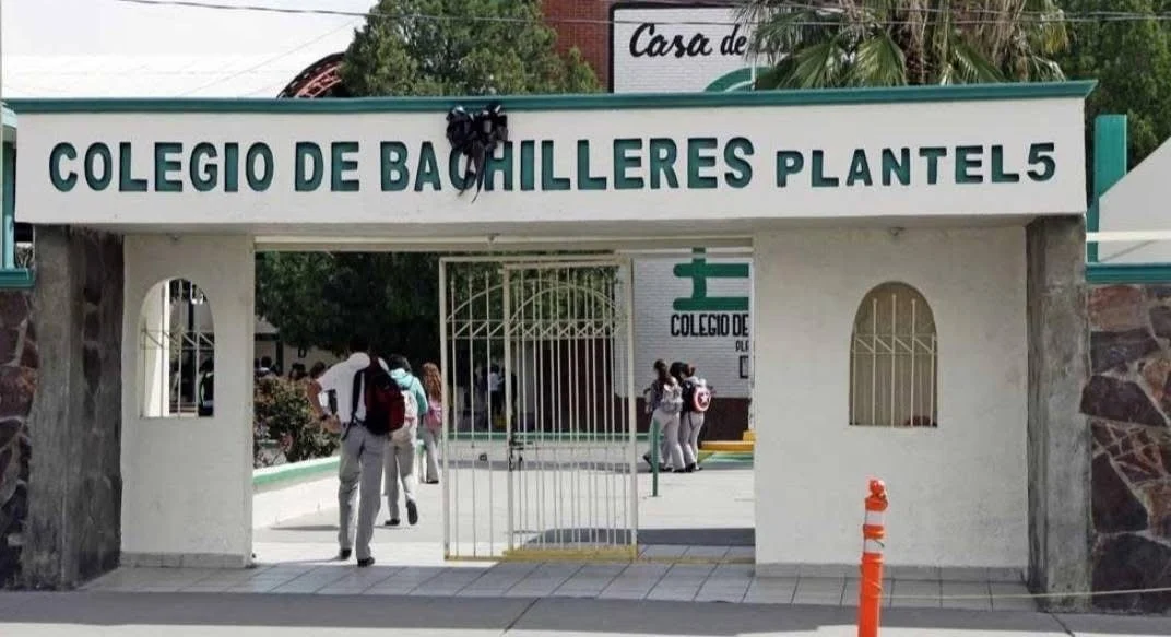 Estudiantes del Cobach 5 afuera del plantel tras un Operativo Mochila en Ciudad Juárez
