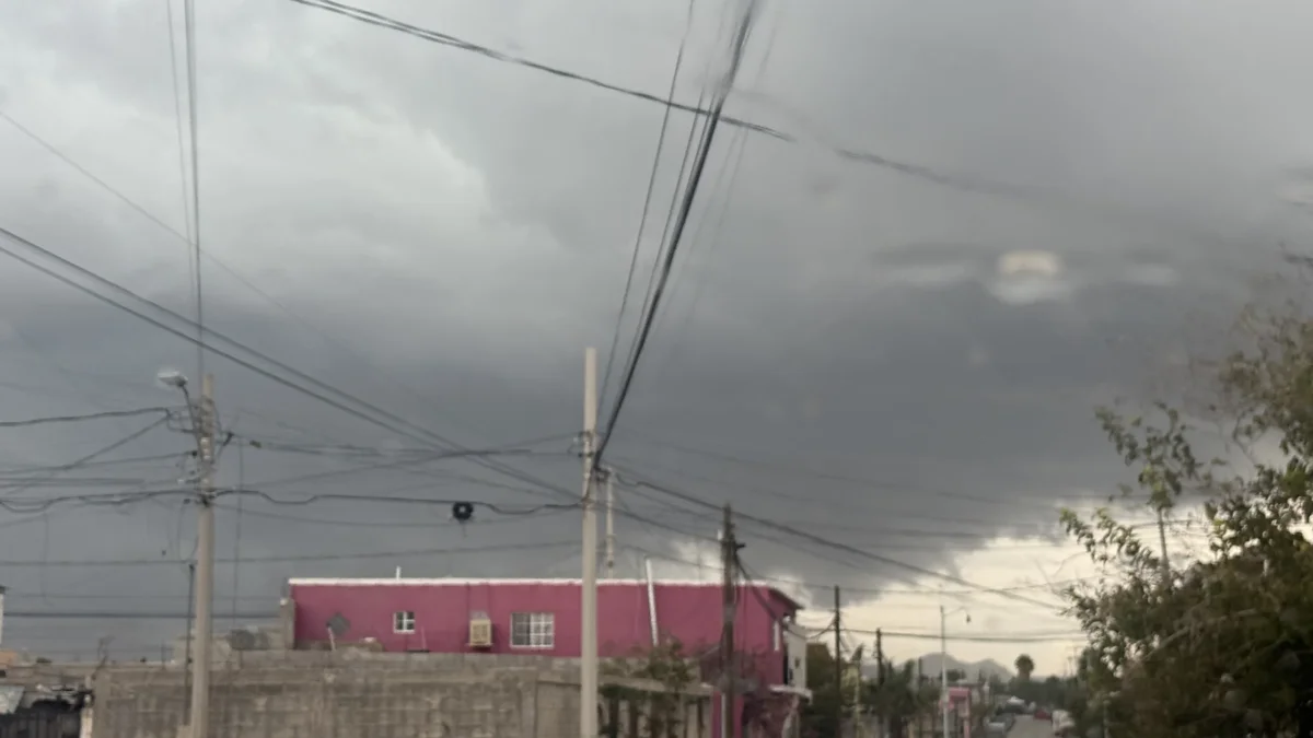 Lluvia y cielo cubierto sobre calles de Ciudad Juárez