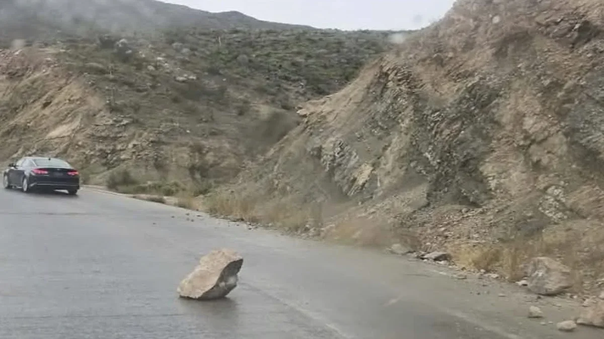 Rocas sobre los carriles del Camino Real después de las lluvias en Ciudad Juárez