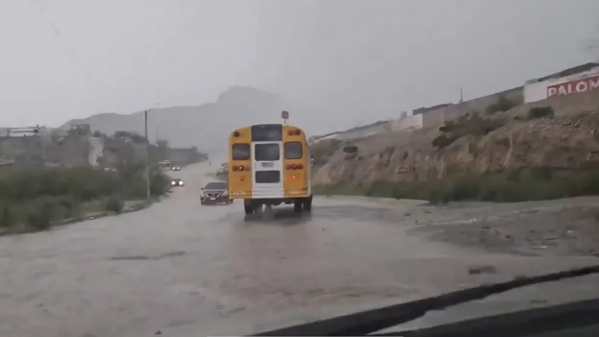 Calle Del Rayo inundada por las lluvias en la colonia Los Ojitos de Ciudad Juárez
