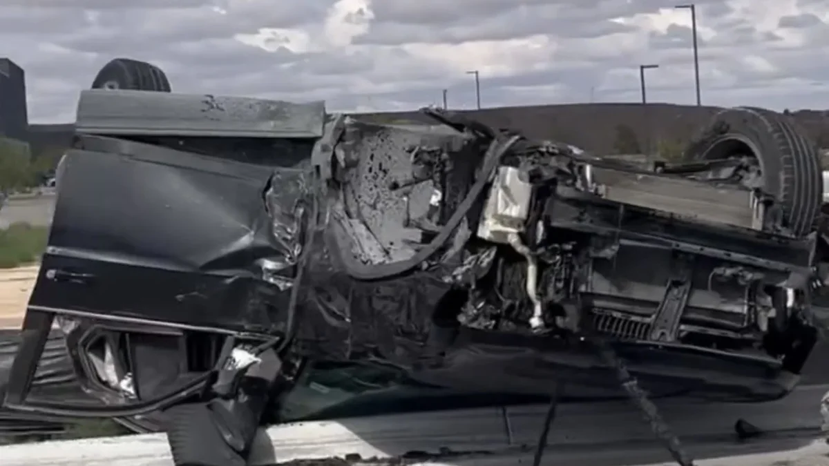 Camioneta SUV volcada tras un choque en Pellicano Drive de El Paso