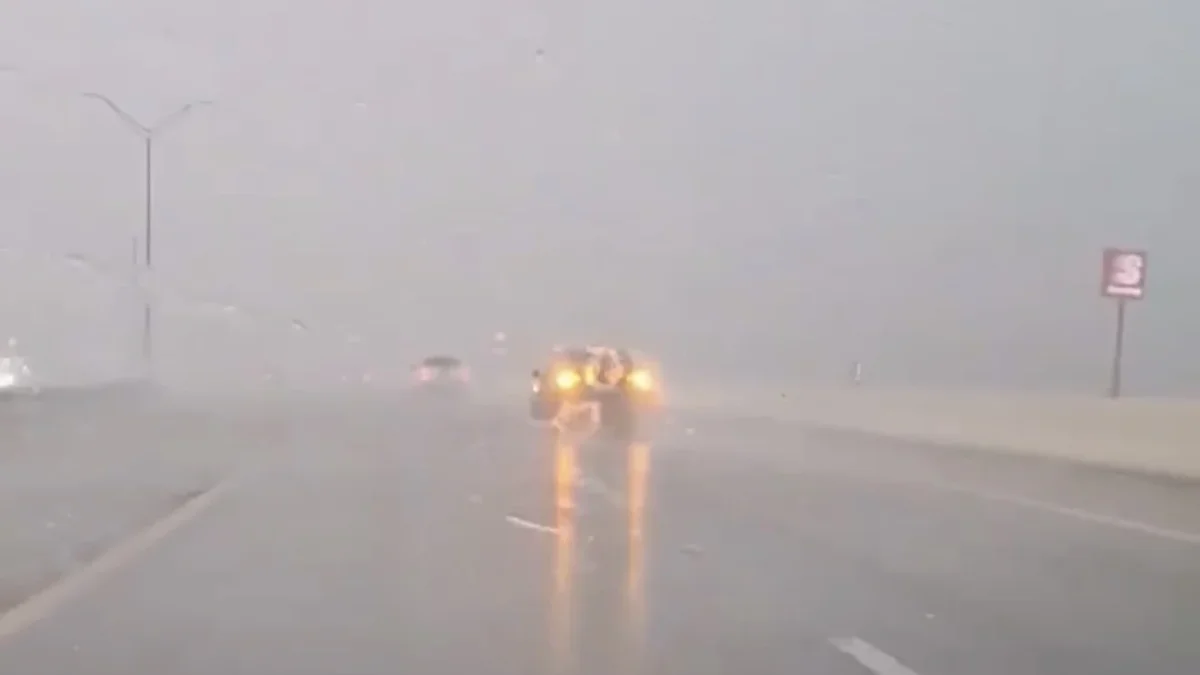 Automovilistas circulan bajo una tormenta intensa en un freeway de El Paso