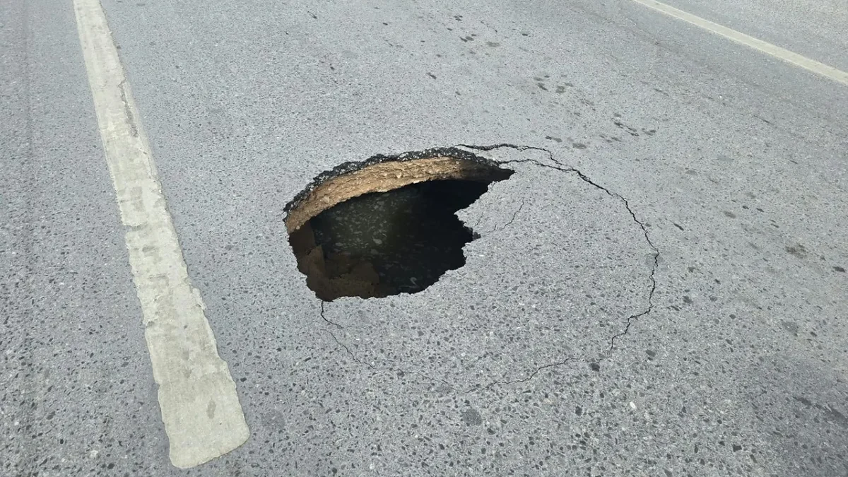 Socavón sobre la avenida Manuel J. Clouthier en Ciudad Juárez