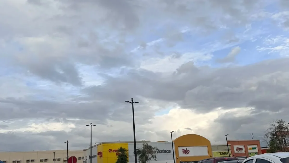 Vehículos formados para salir del estacionamiento de Smart Torres Sur en Ciudad Juárez