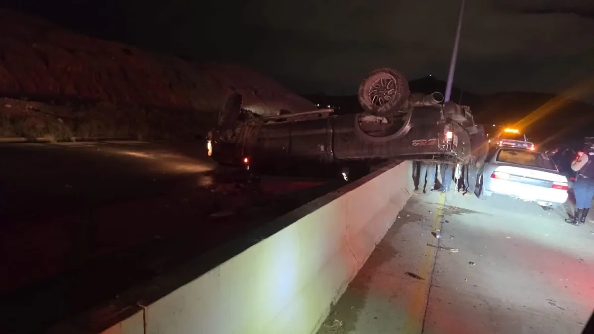 Camioneta volcada sobre el muro de contención del Camino Real en Ciudad Juárez