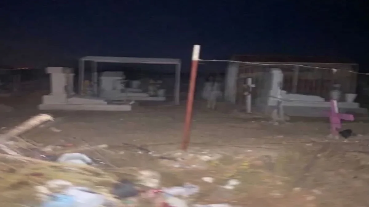 Presunta silueta blanca entre tumbas del Panteón San Rafael de Ciudad Juárez