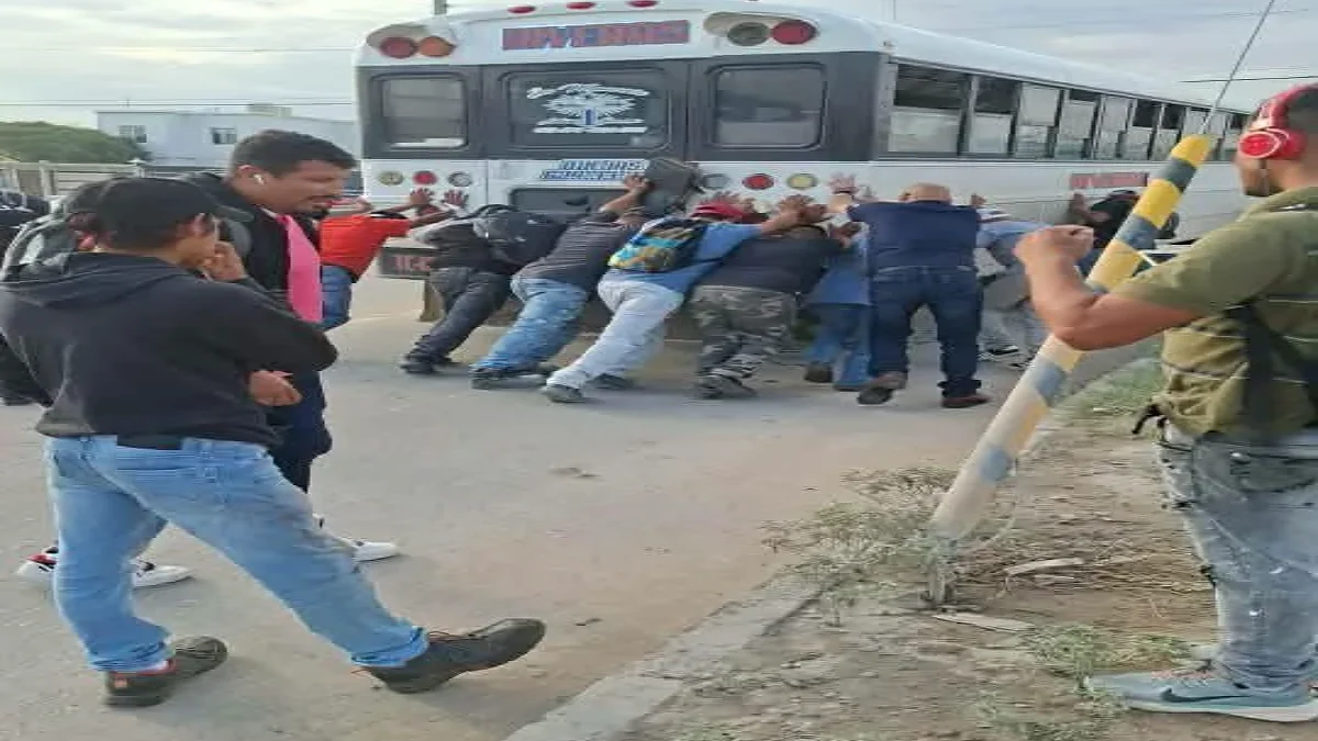 Pasajeros empujan una rutera varada de la línea Riberas en Ciudad Juárez