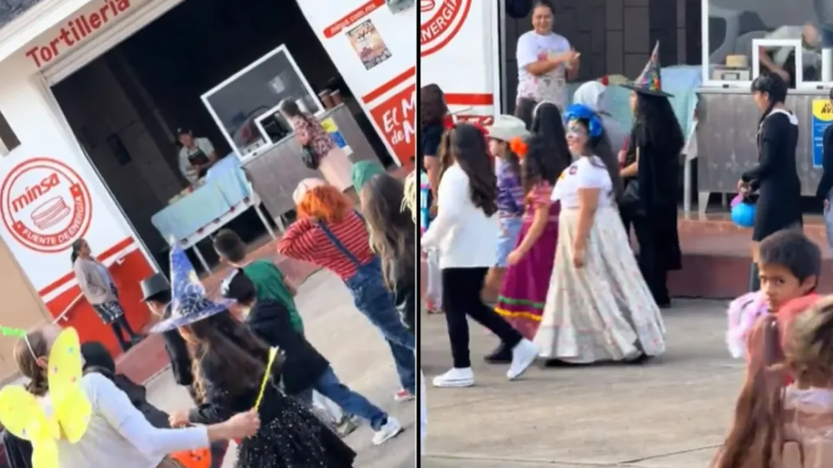 Niños reciben tortillas con sal durante un desfile escolar en Calvillo, Aguascalientes