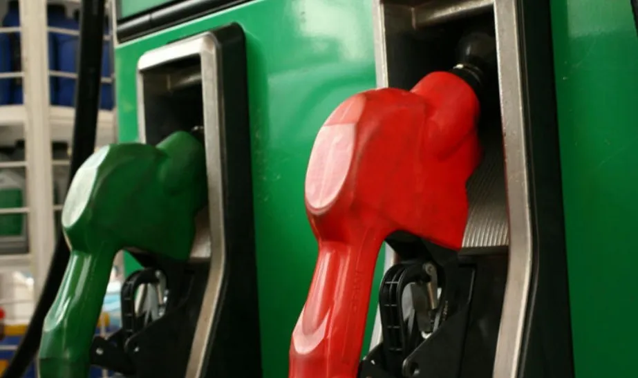 Precios de gasolina Regular y Premium anunciados en una estación de Ciudad Juárez