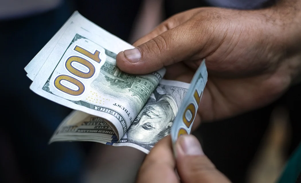 Tablero de una casa de cambio con el dólar a 17.40 pesos a la compra y 18.40 a la venta en Ciudad Juárez