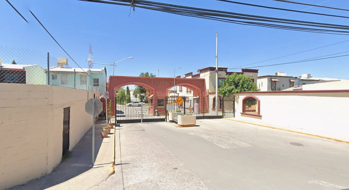 Rejas que obstruyen el tránsito en calles de Ciudad Juárez
