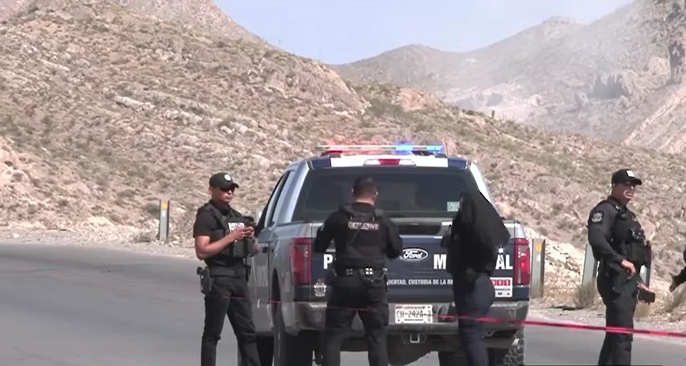 Autoridades investigan el hallazgo de un hombre asesinado junto al periférico Camino Real en Ciudad Juárez