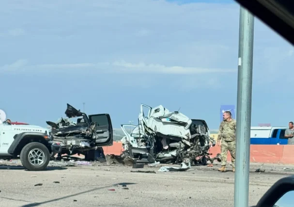 Camionetas destrozadas tras choque en Desert Boulevard y Loop 375 en El Paso