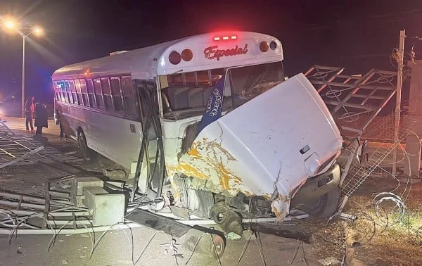 Unidad de transporte involucrada en un hecho vial en Ciudad Juárez