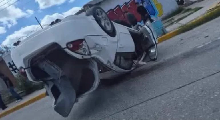 Nissan Altima volcado frente a una barbería en el bulevar Municipio Libre