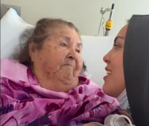 Anakarenvaa acompaña a su abuela Nana durante su hospitalización en Ciudad Juárez