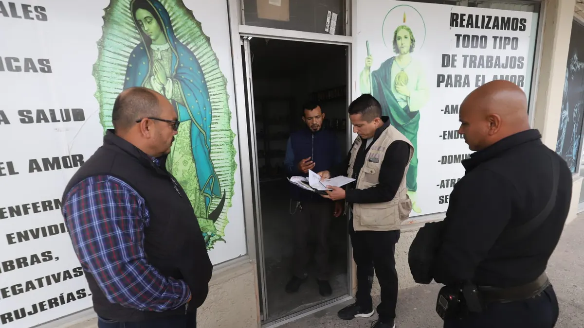 Retiro de lonas publicitarias sin autorización en Ciudad Juárez