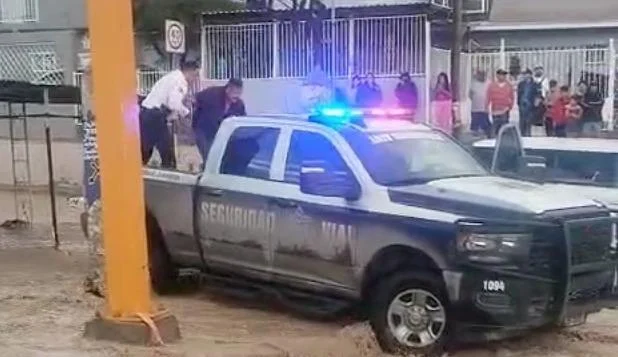 Rescate de hombre atrapado por la corriente en el viaducto Mártires del 68 de Ciudad Juárez
