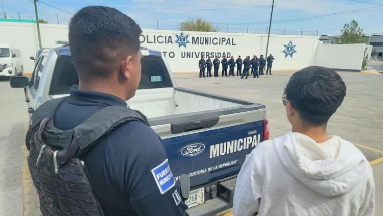 Policías municipales resguardan a adolescente localizado en Ciudad Juárez