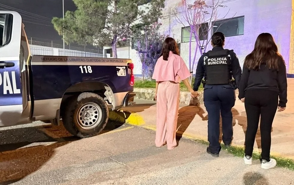 Instalaciones de la Policía Municipal de Ciudad Juárez tras localización de dos adolescentes