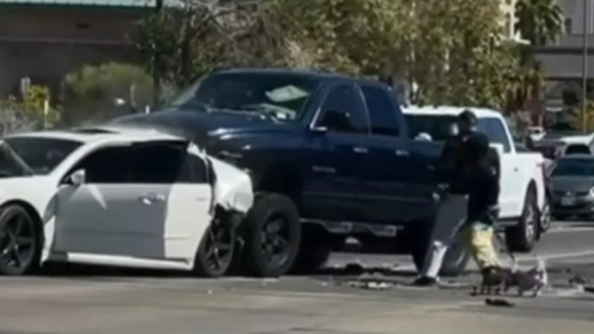 Choque múltiple entre una pickup y dos vehículos en El Paso