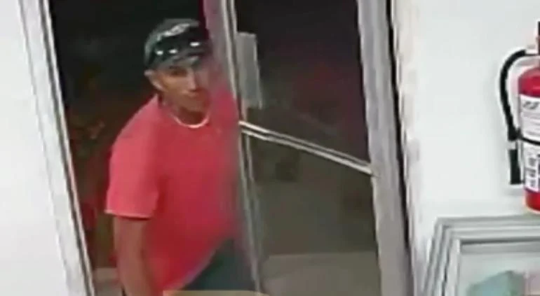 Hombre vestido con ropa roja durante asalto a una nevería de la calle Ramacoi en Ciudad Juárez