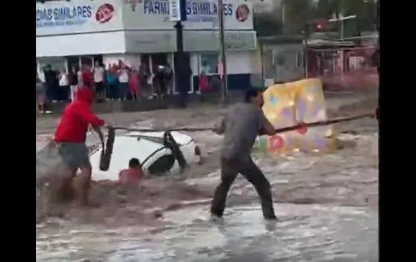 Cadena humana intenta rescatar a conductor arrastrado por la corriente en el bulevar Norzagaray