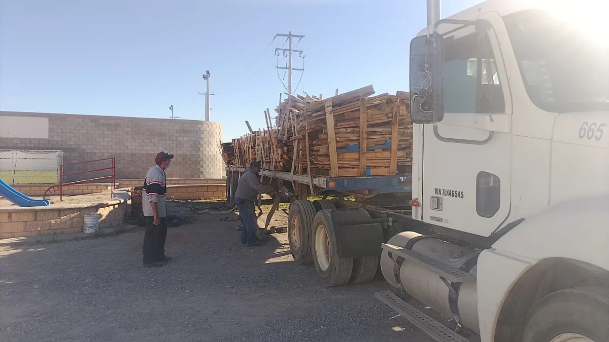 Entrega gratuita de leña reciclada a familias de Ciudad Juárez