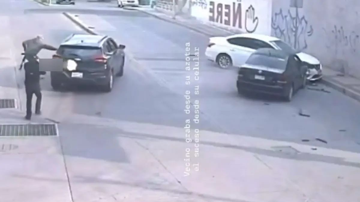 Automóvil negro con impactos tras ataque armado en Valle de Santiago