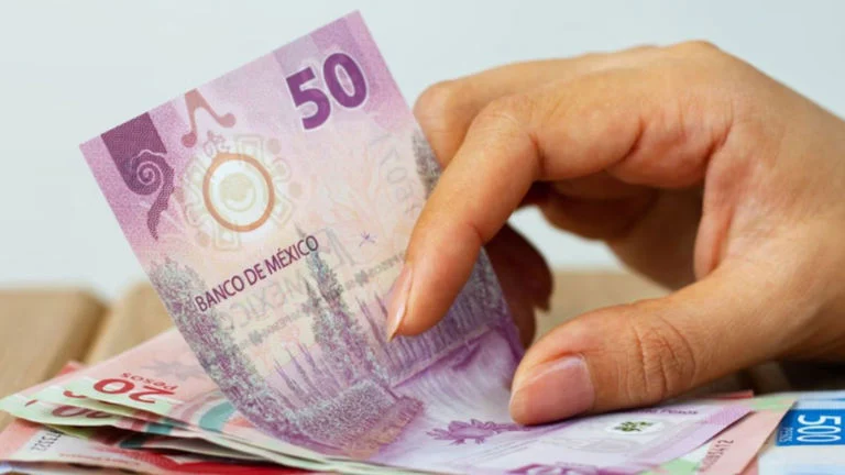 Billetes y monedas mexicanas junto a la frase salario mínimo 2027