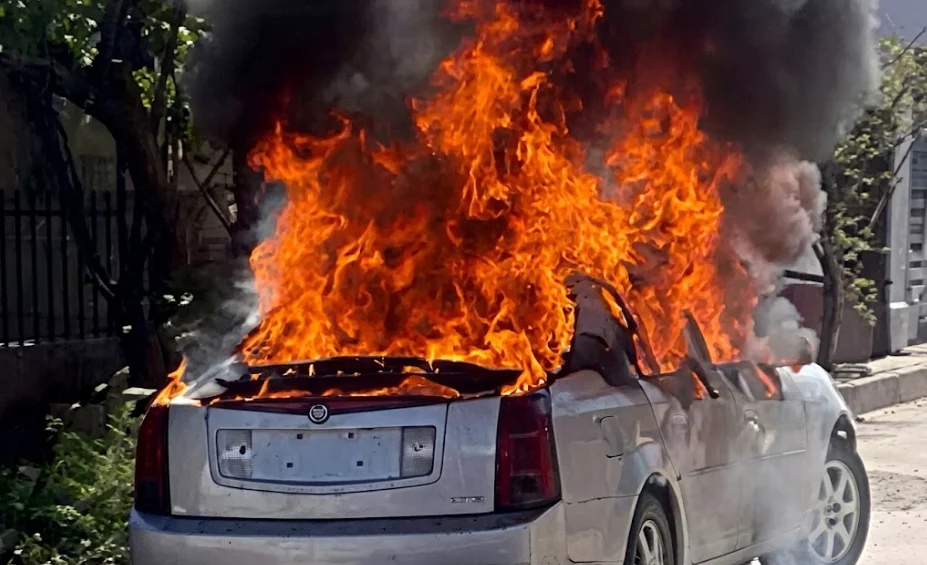 Cadillac blanco incendiado tras asesinato de asistente dental en Ciudad Juárez
