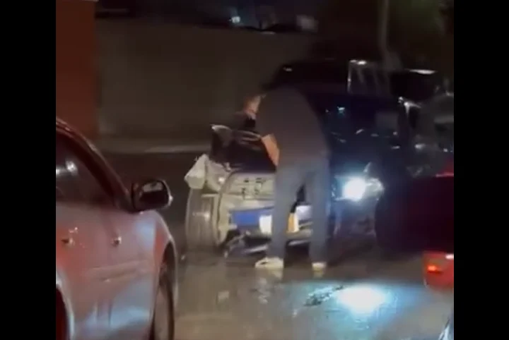 Automóvil con el frente destrozado tras choque en Parajes del Sol