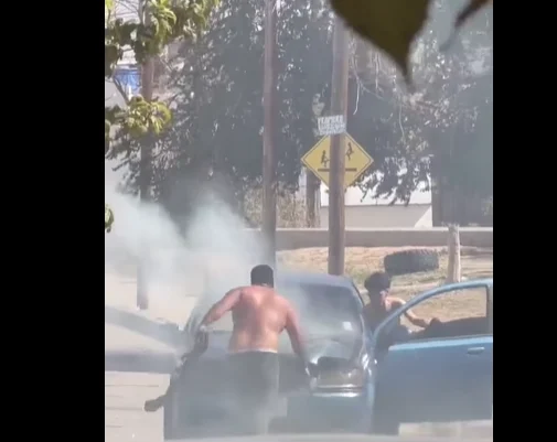 Automóvil azul con humo en el motor en Rincones de Salvárcar