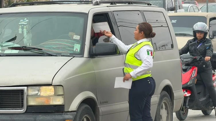 Agentes de Seguridad Vial entregan volantes a conductores en Ciudad Juárez