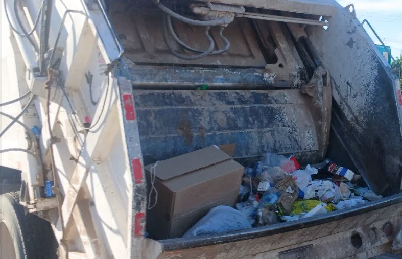 Camiones durante operativo de recolección de basura en Ciudad Juárez
