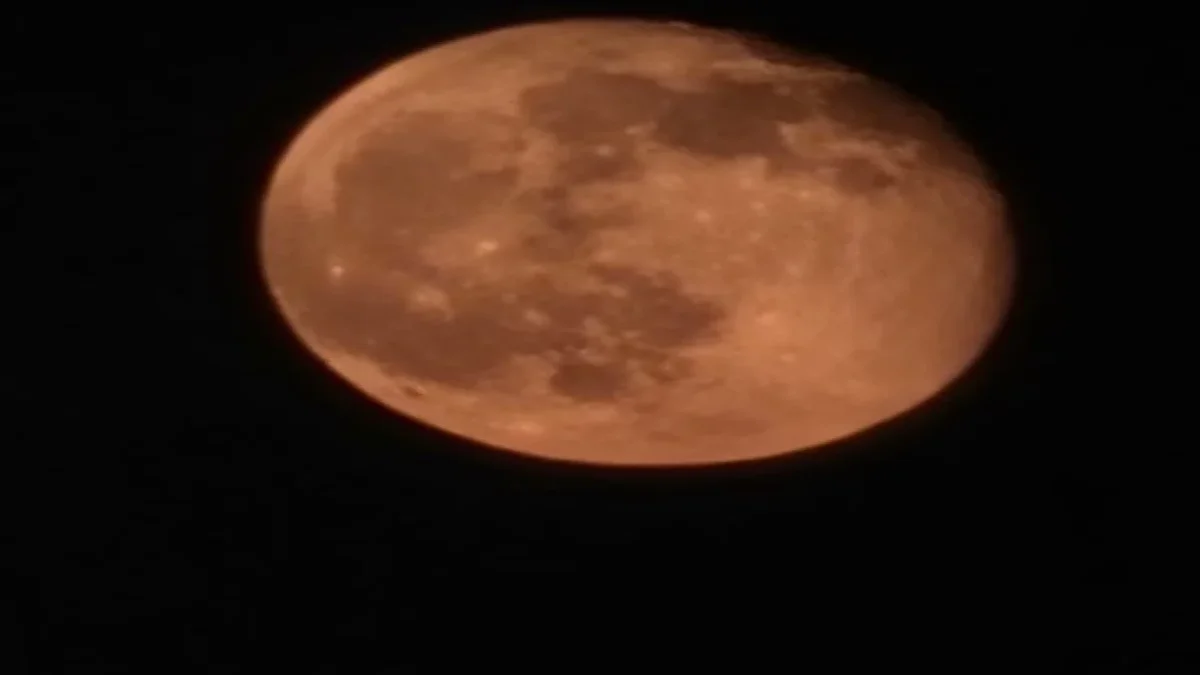Luna de tonos cobrizos sobre el cielo nocturno de Ciudad Juárez