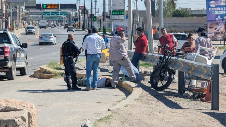 Accidente entre una motocicleta y un vehículo de la JMAS en Waterfill y Ramón Rayón