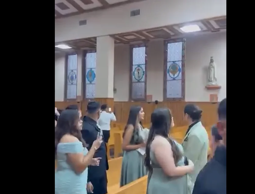 Invitados reaccionan al granizo durante una boda en el Santuario de San Lorenzo de Ciudad Juárez