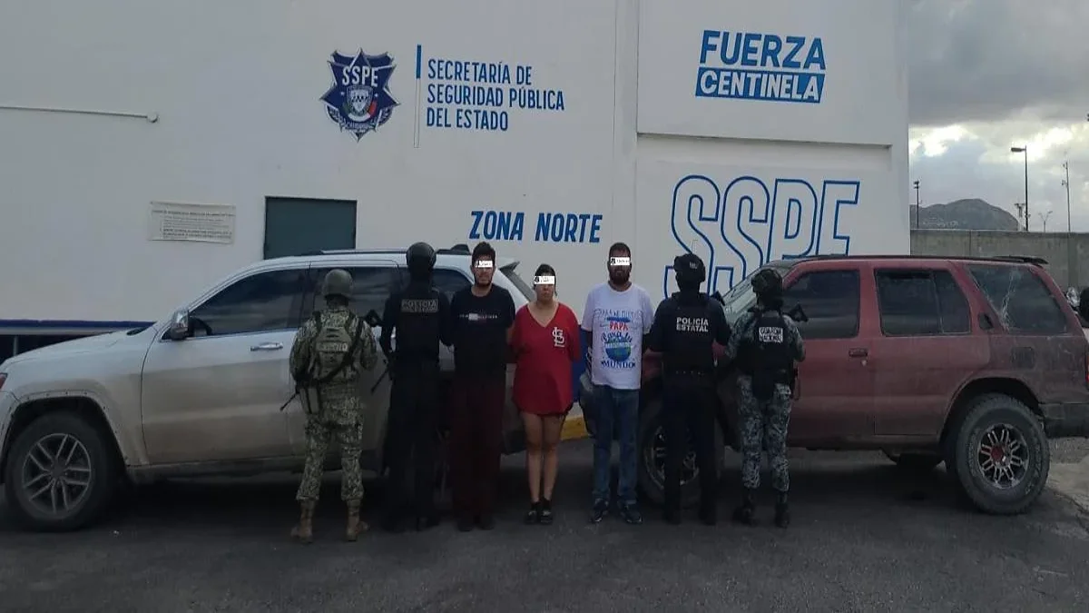 Vehículos asegurados durante un operativo relacionado con el traslado de 12 migrantes cerca de Ciudad Juárez