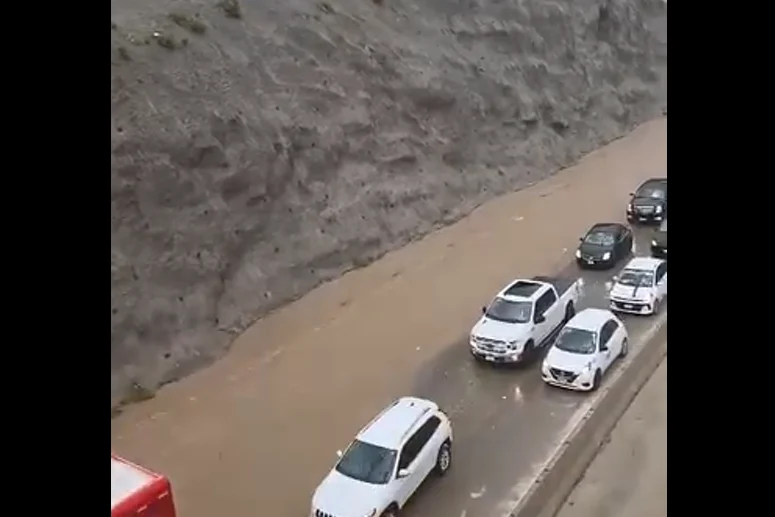 Corriente de lodo y piedras cubre el periférico Camino Real en Ciudad Juárez