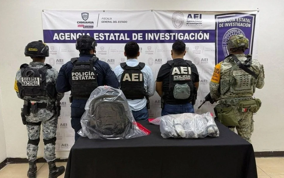 Cinco paquetes con pastillas azules asegurados durante un cateo en la colonia Misiones de Creel