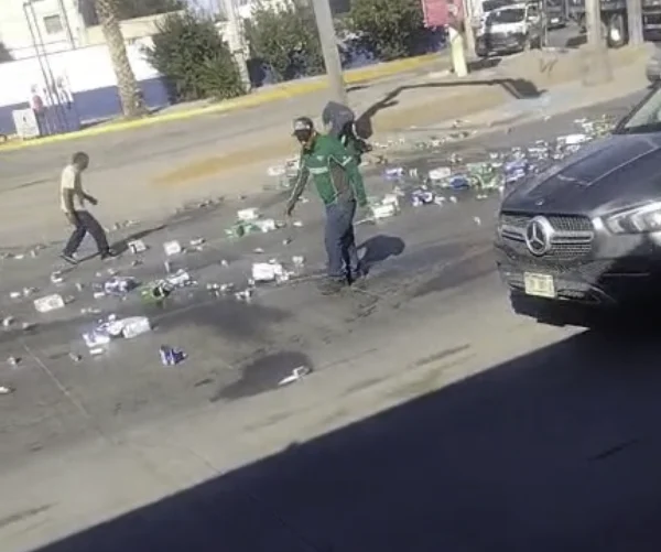Charolas y latas de cerveza regadas sobre la avenida Tecnológico en Ciudad Juárez
