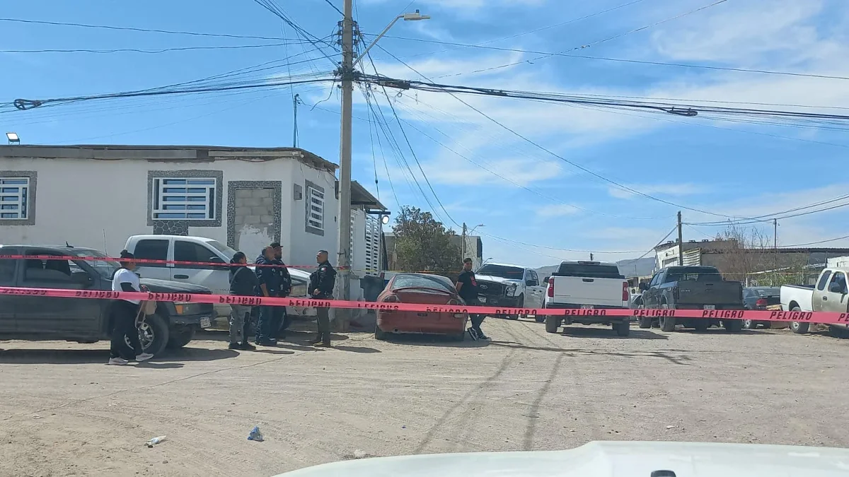 Autoridades durante un operativo de seguridad y cateos en Ciudad Juárez