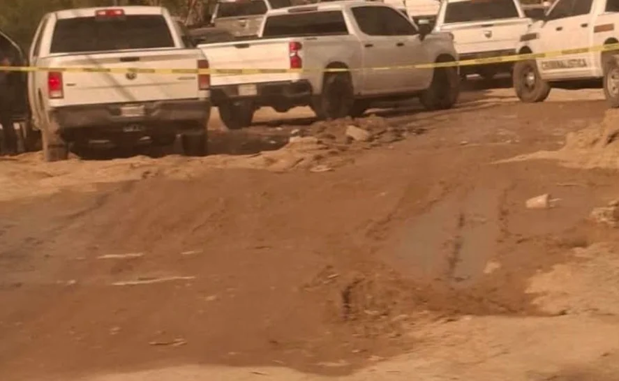 Agentes y unidades de investigación durante cateo en la colonia Guadalajara Izquierda de Ciudad Juárez