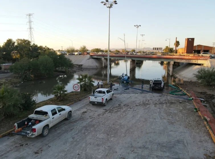 Desnivel inundado en avenida De las Torres y Centauro del Norte en Ciudad Juárez