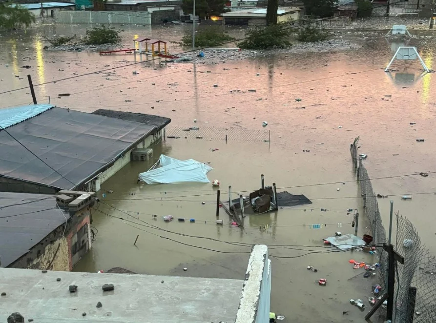 Lluvias intensas y acumulación de agua en una vialidad de Chihuahua