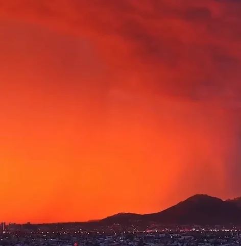 Cielo rojo durante una tormenta con granizo y relámpagos en Ciudad Juárez