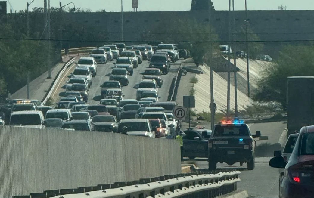 Congestionamiento vehicular en los puentes de Paseo de la Victoria en Ciudad Juárez