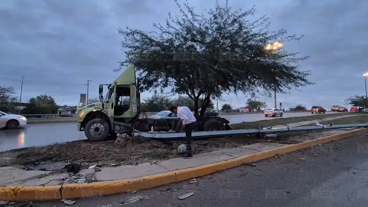 Tráiler accidentado sobre el camellón del bulevar Independencia en Ciudad Juárez