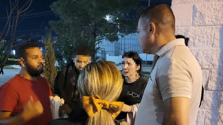 Atención de policías municipales a una familia colombiana en Ciudad Juárez